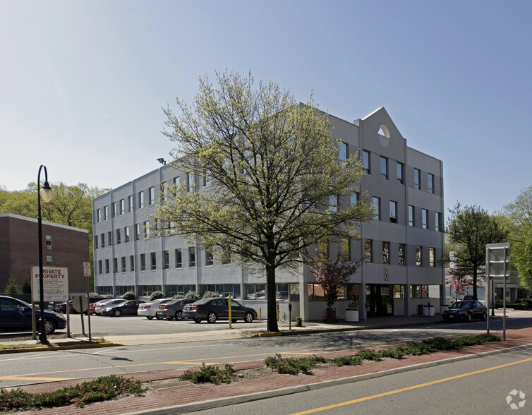 150 Great Neck Rd, Great Neck, NY à louer - Photo du bâtiment - Image 3 de 10