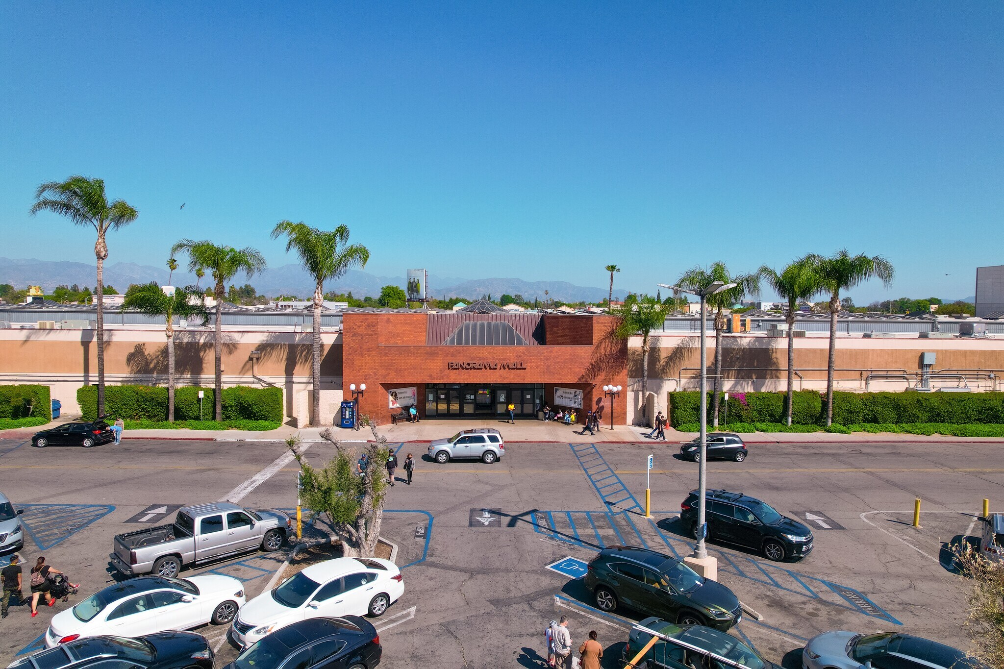 8401 Van Nuys Blvd, Panorama City, CA à louer Photo du bâtiment- Image 1 de 8