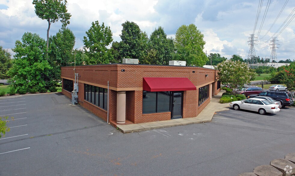 10610 Independence Pointe Pky, Matthews, NC à vendre - Photo du bâtiment - Image 3 de 8