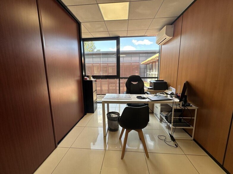 1 Rond-Point De La Résistance, Saint-Jean for lease - Interior Photo - Image 2 of 4