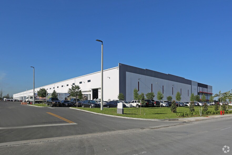 3780 W 104th St, Hialeah, FL à louer - Photo du bâtiment - Image 3 de 4