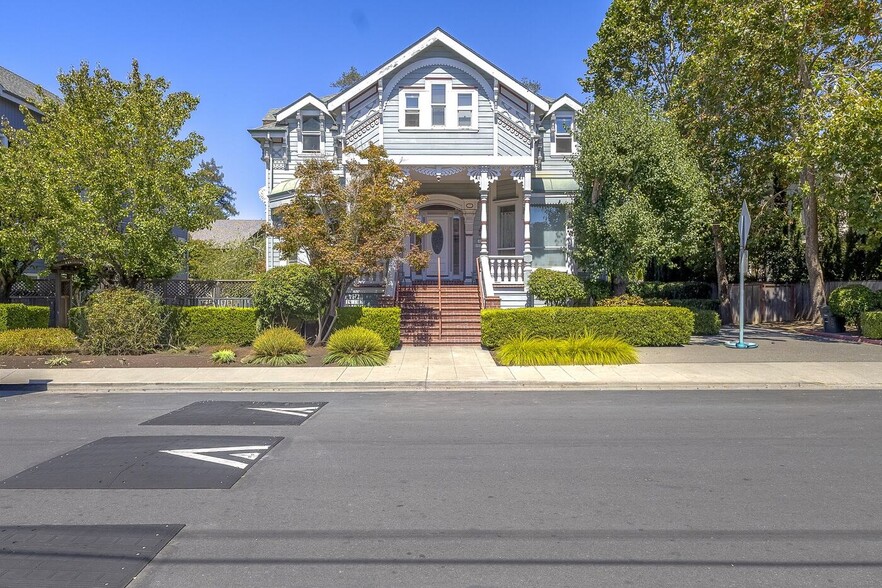429 8th St, Santa Rosa, CA à vendre - Photo du bâtiment - Image 1 de 7