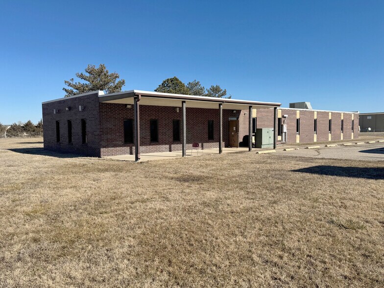 3913 SW 10th St, El Dorado, KS à vendre - Photo du bâtiment - Image 2 de 11