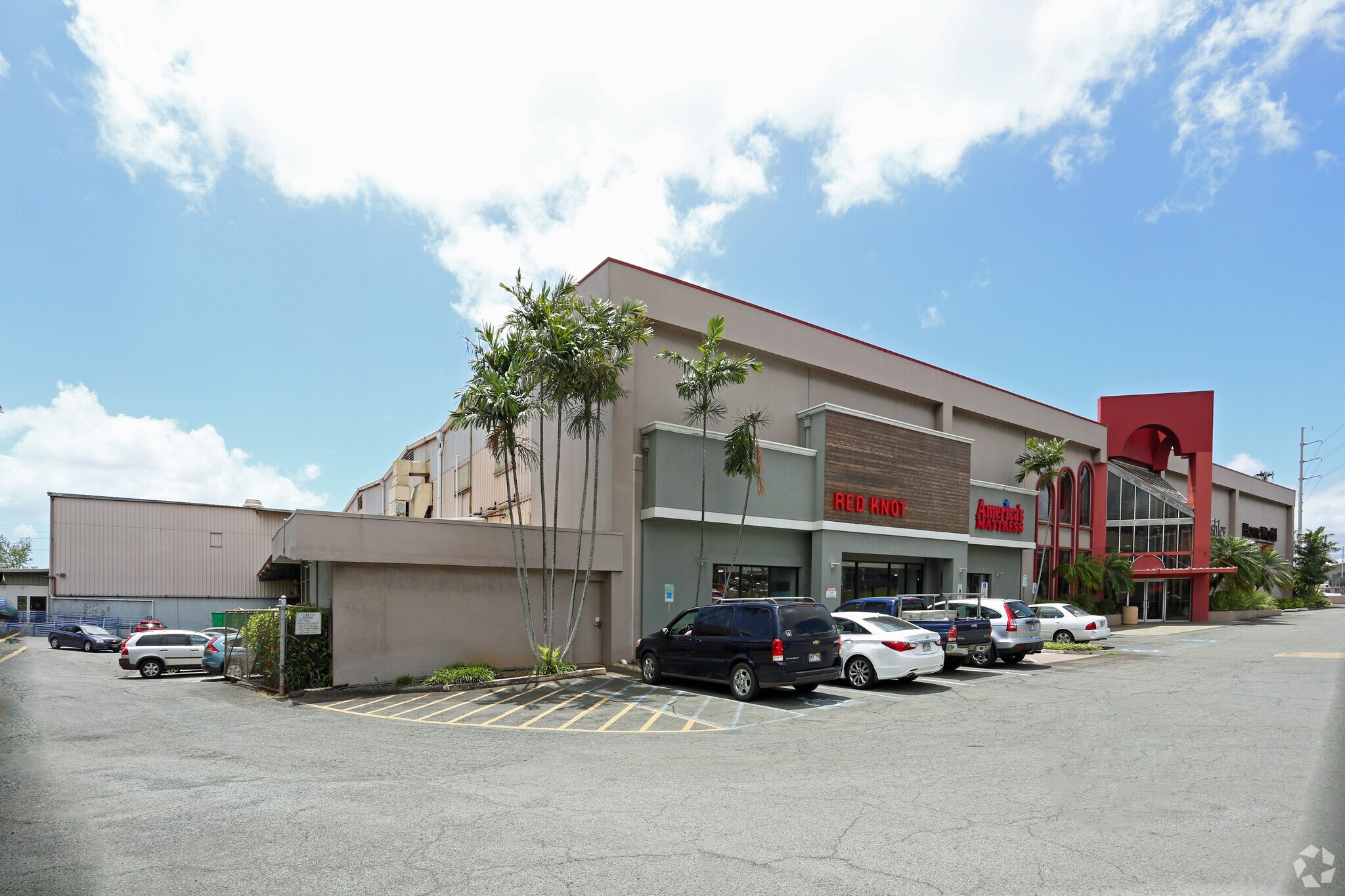 98-107 Kamehameha Hwy, Aiea, HI à louer Photo du bâtiment- Image 1 de 10