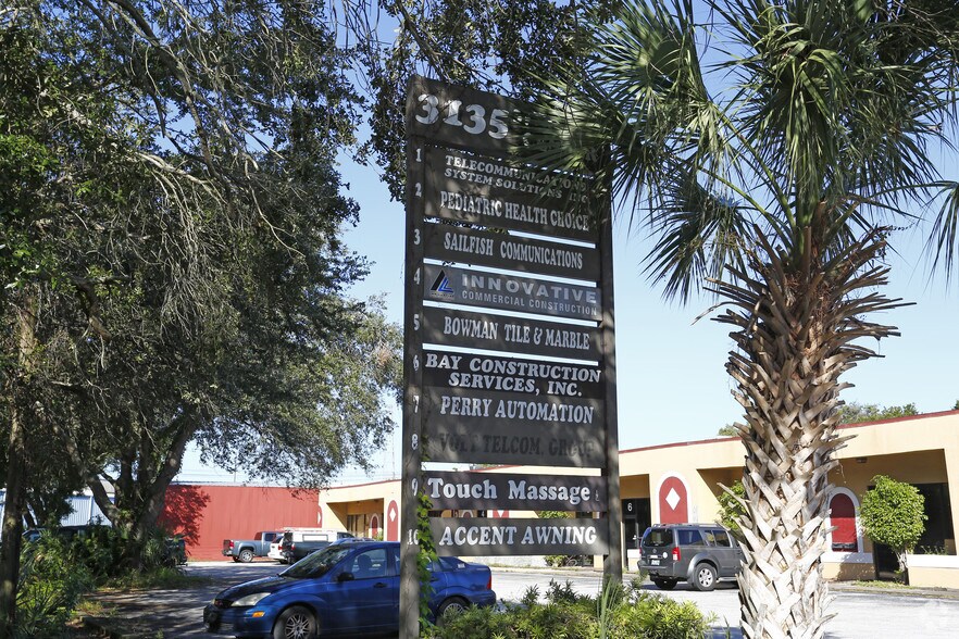 3135 39th Ave N, Saint Petersburg, FL à louer - Photo du bâtiment - Image 3 de 11