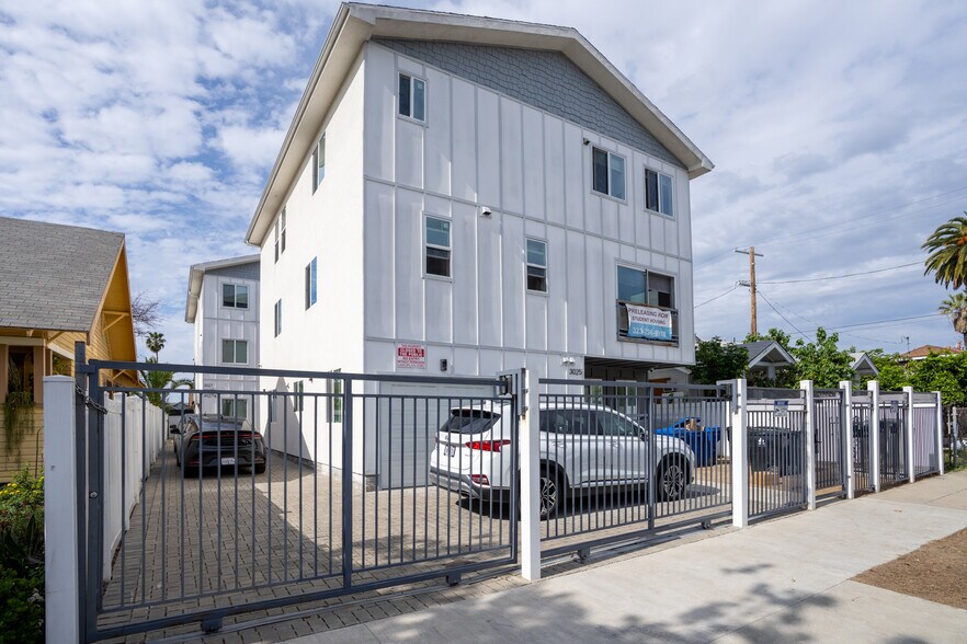 3025 Walton Ave, Los Angeles, CA à vendre - Photo du bâtiment - Image 2 de 19