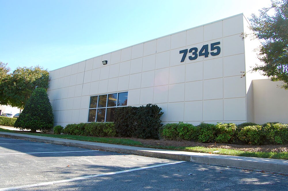 7345 W Friendly Ave, Greensboro, NC à louer Photo du bâtiment- Image 1 de 8