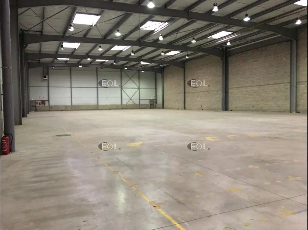 Industrial in Saint-Thibault-des-Vignes for lease Interior Photo- Image 1 of 8