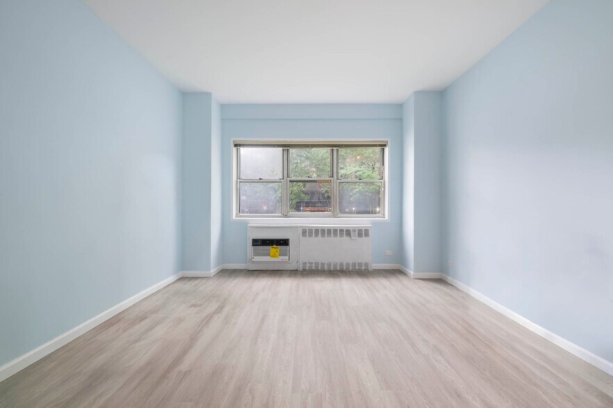 30 W 60th St, New York, NY à vendre - Photo du bâtiment - Image 2 de 22