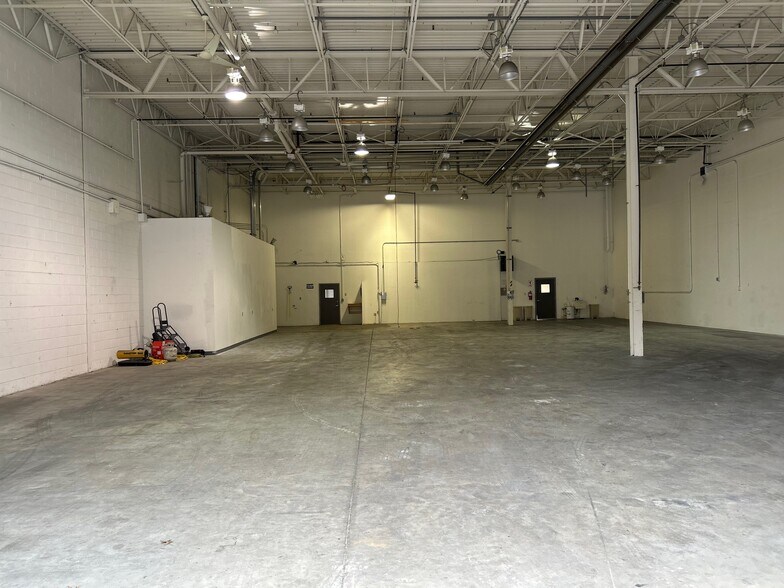 51 Thousand Oaks Blvd, Morgantown, PA à louer - Photo du bâtiment - Image 3 de 12