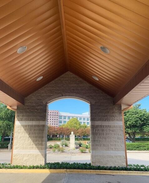 4352 N Josey Ln, Carrollton, TX à louer - Photo du bâtiment - Image 3 de 7