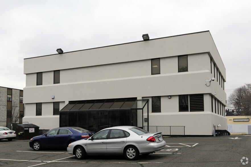 2720 Main St, Bridgeport, CT à louer - Photo du bâtiment - Image 2 de 2