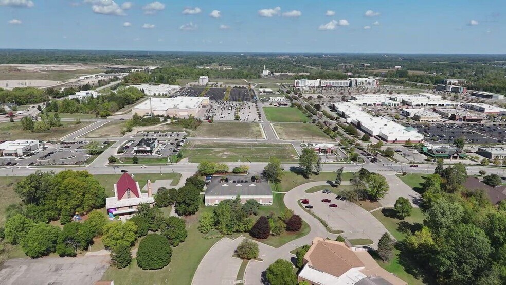2250 Lake Lansing Rd, Lansing, MI à vendre - Vidéo sur l’inscription commerciale - Image 2 de 14