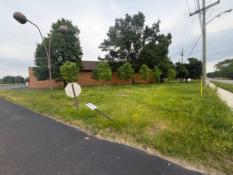 850 Ladd Rd, Walled Lake, MI for sale - Building Photo - Image 2 of 12