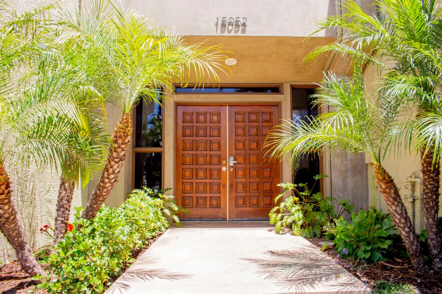 15052 Springdale St, Huntington Beach, CA à louer - Photo du bâtiment - Image 1 de 12