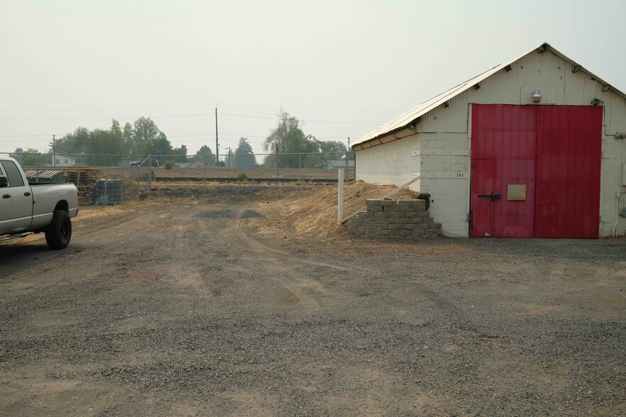 205 SE Railroad Blvd, Redmond, OR for lease - Building Photo - Image 3 of 7