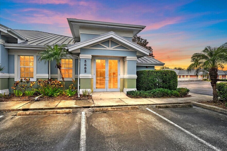 5601-5605 Marquesas Cir, Sarasota, FL à vendre - Photo du bâtiment - Image 2 de 13