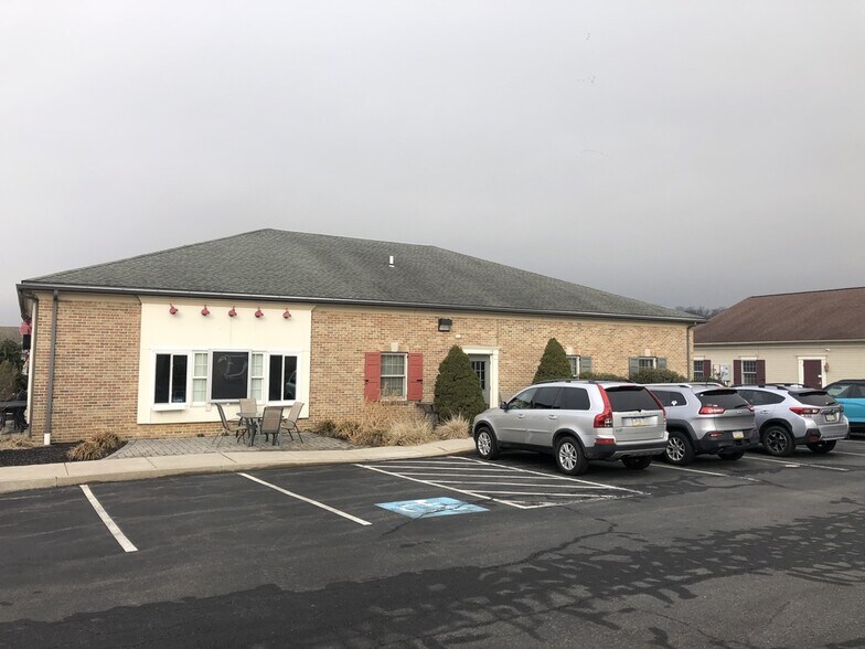 4225 Main St, Elverson, PA à louer - Photo du bâtiment - Image 3 de 13
