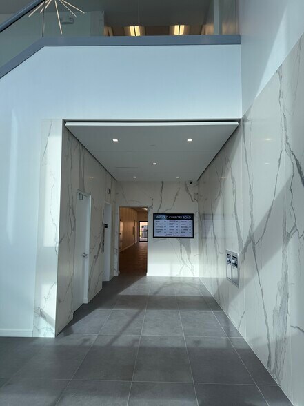 1055-1083 Old Country Rd, Westbury, NY à louer - Hall d’entrée - Image 2 de 6