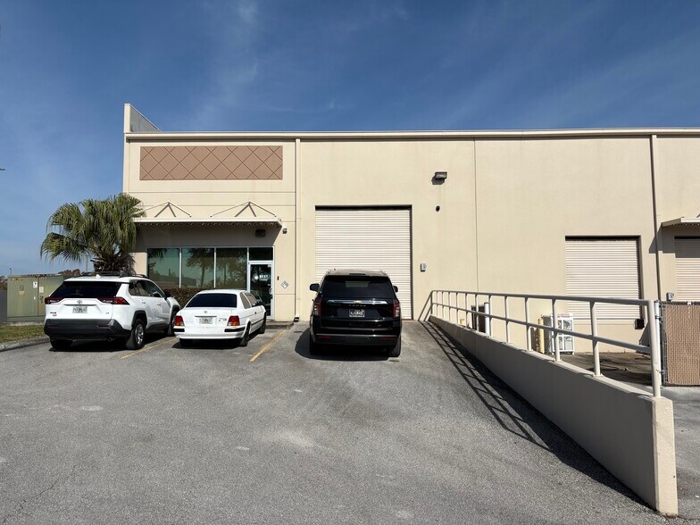 2420 W Lynx Ln, Orlando, FL à louer - Photo du bâtiment - Image 2 de 17