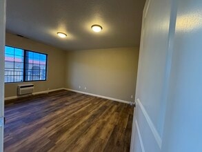 2051 Hilltop Dr, Redding, CA à louer Photo du bâtiment- Image 2 de 7