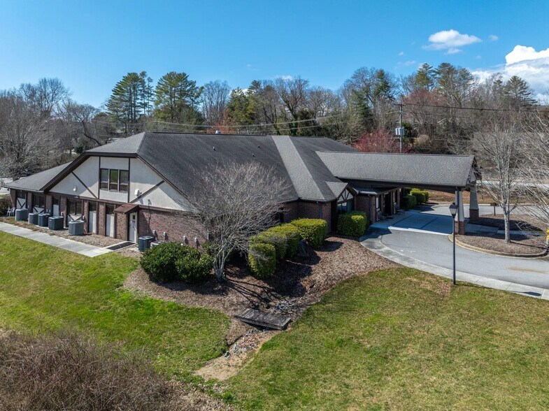 377 Gallimore Rd, Brevard, NC à louer - Photo du bâtiment - Image 3 de 3