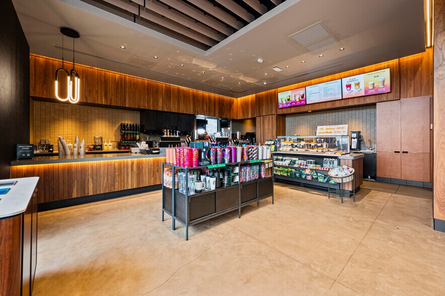 Starbucks Investment Opportunity portefeuille de 3 propriétés à vendre sur LoopNet.ca - Photo du bâtiment - Image 3 de 15