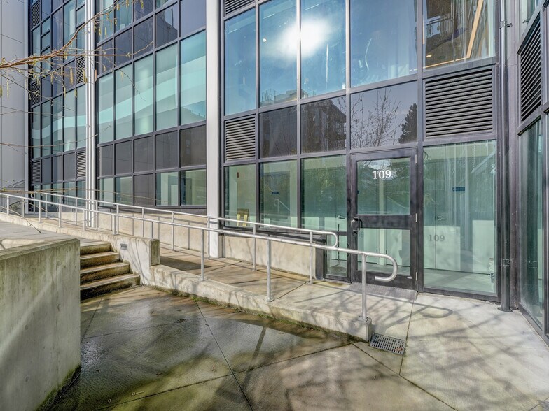 1105 Pandora Ave, Victoria, BC à vendre - Photo du bâtiment - Image 2 de 4