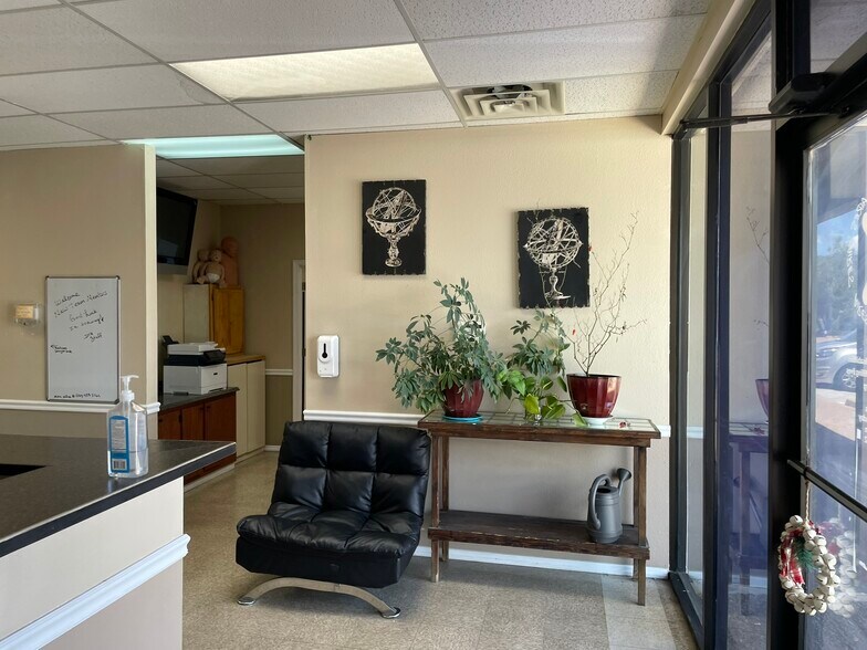 575 E Wilcox Dr, Sierra Vista, AZ à vendre - Photo intérieure - Image 2 de 7