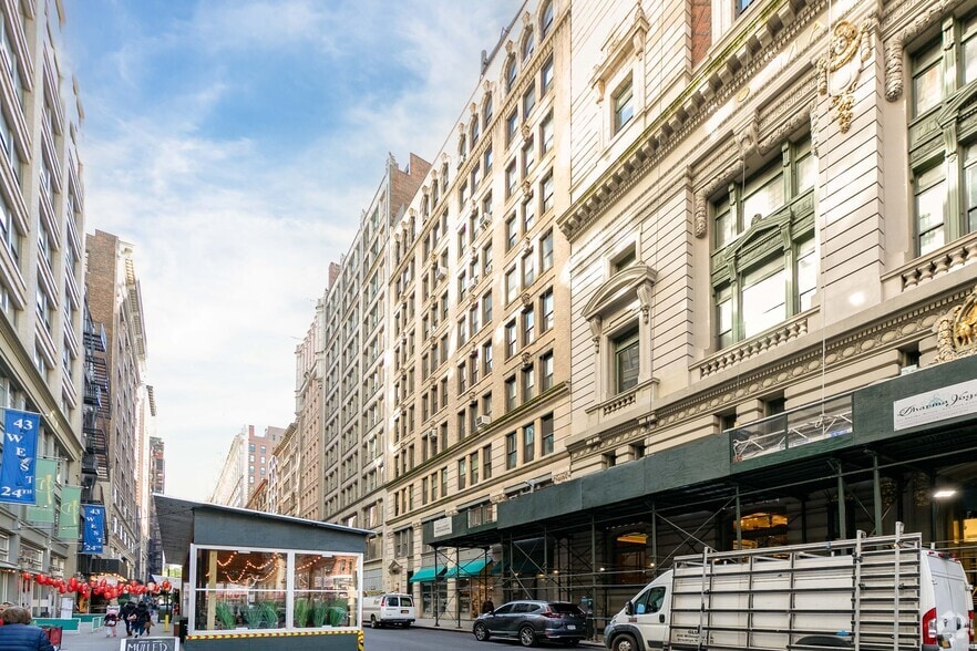 44 W 24th St, New York, NY for lease - Primary Photo - Image 1 of 5