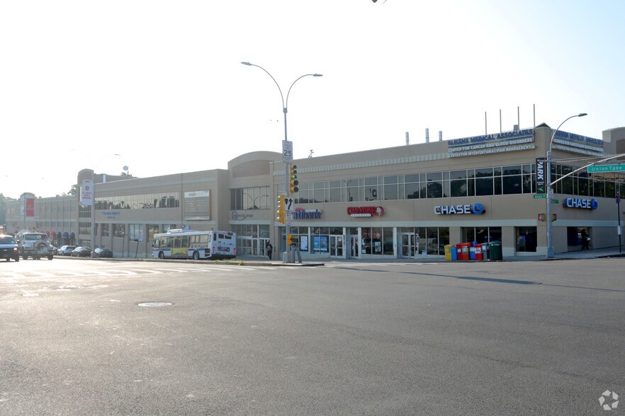 17660 Union Tpke, Fresh Meadows, NY à louer - Photo du bâtiment - Image 3 de 3