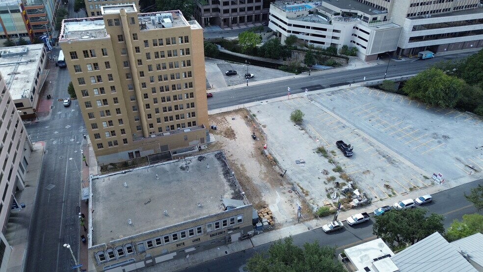 The Flats and Voss Buildings portfolio of 2 properties for sale on LoopNet.ca - Building Photo - Image 2 of 13