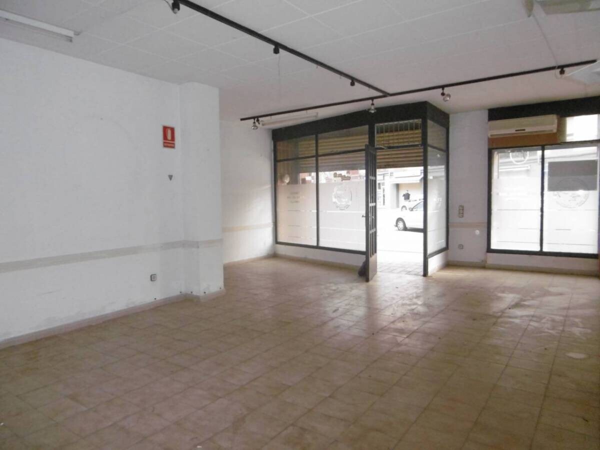 Manlleu, BAR 08560 - Unit - - - Interior Photo - Image 2 of 4
