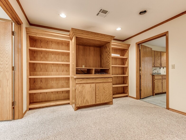 2317 S Eastern Ave, Oklahoma City, OK for lease - Interior Photo - Image 3 of 20