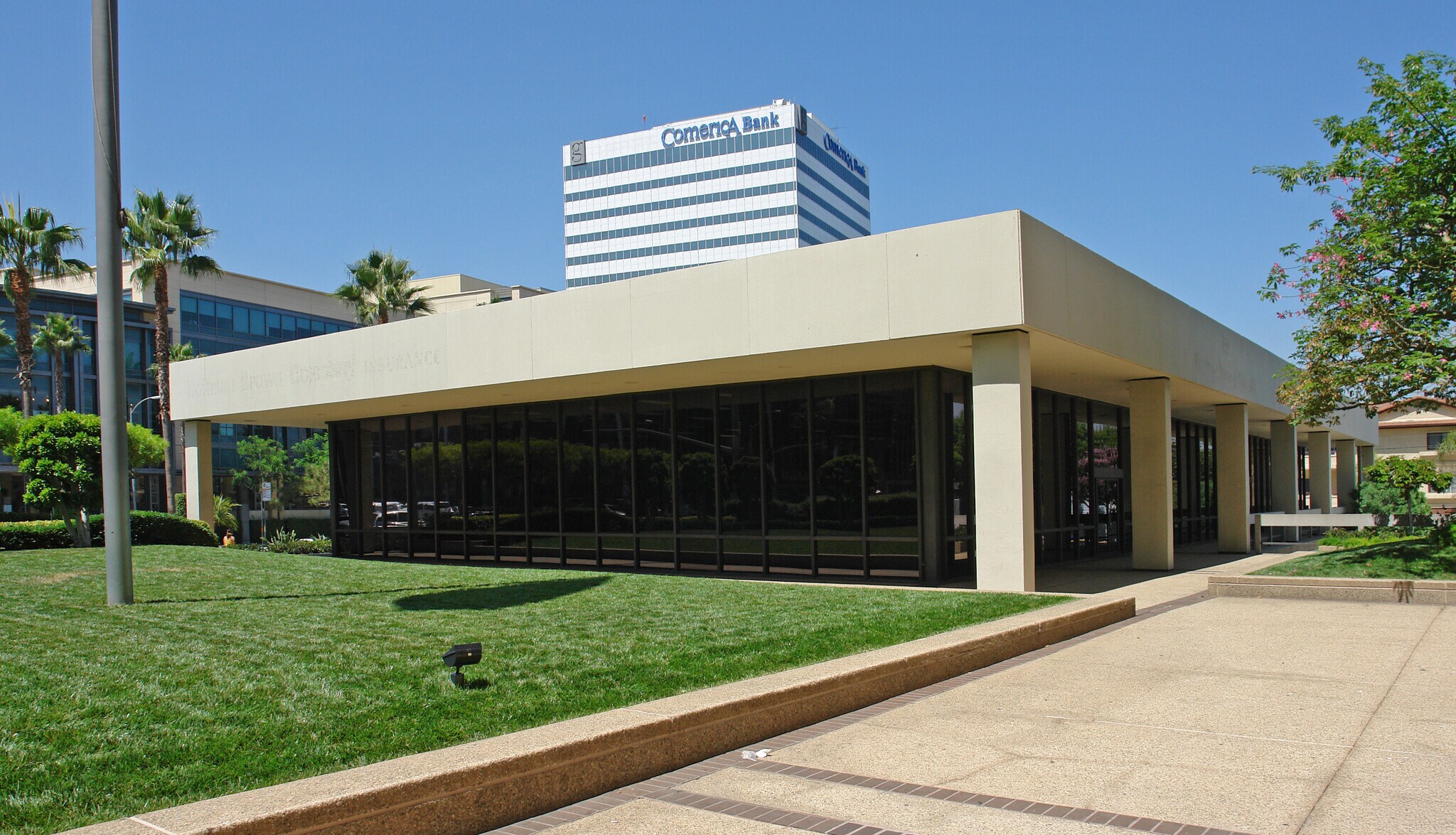 15255 Ventura Blvd, Sherman Oaks, CA à louer Photo principale- Image 1 de 11