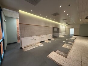 4840 W Desert Inn Rd, Las Vegas, NV à louer Photo intérieure- Image 2 de 18