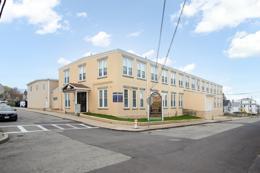 145 Globe St, Fall River, MA à louer - Photo du bâtiment - Image 2 de 6