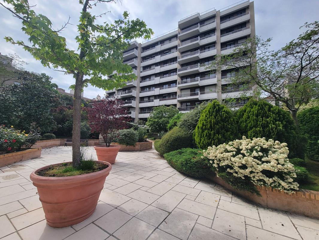 Office in Le Kremlin-Bicêtre for sale Building Photo- Image 1 of 5
