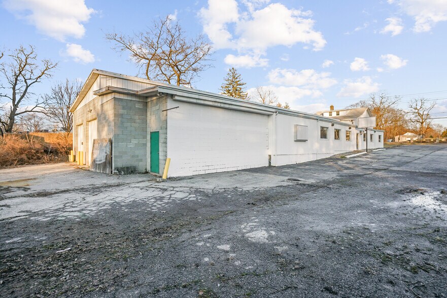 457 Violet Ave, Poughkeepsie, NY à vendre - Photo du bâtiment - Image 3 de 33