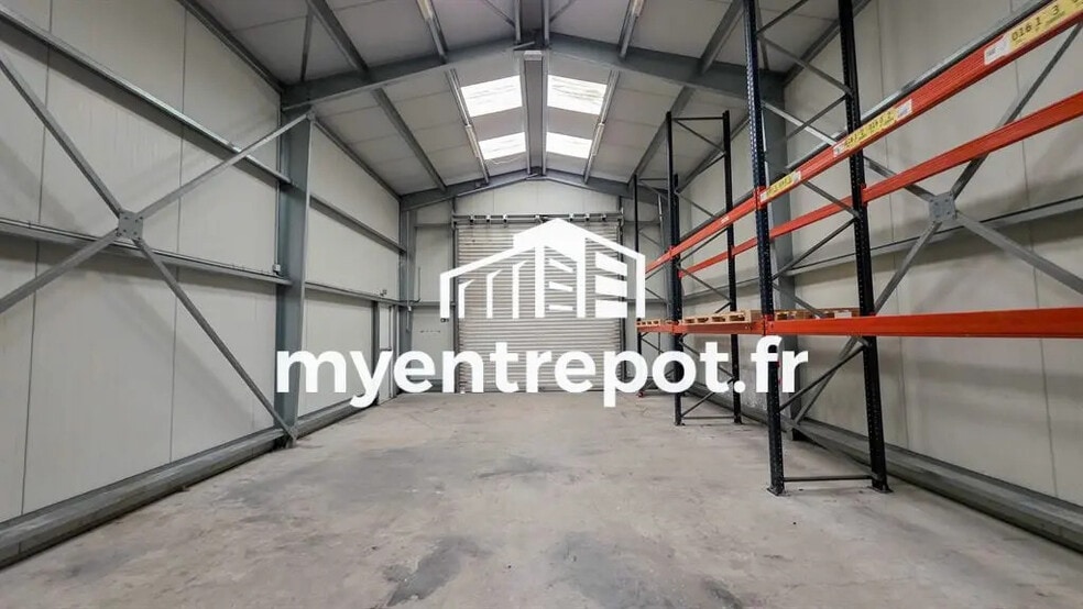 Flex in Marseille for lease - Interior Photo - Image 1 of 8