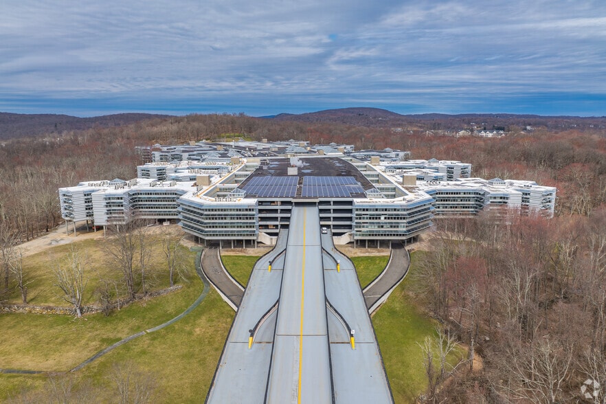 100 Reserve Rd, Danbury, CT à louer - Photo du bâtiment - Image 2 de 5
