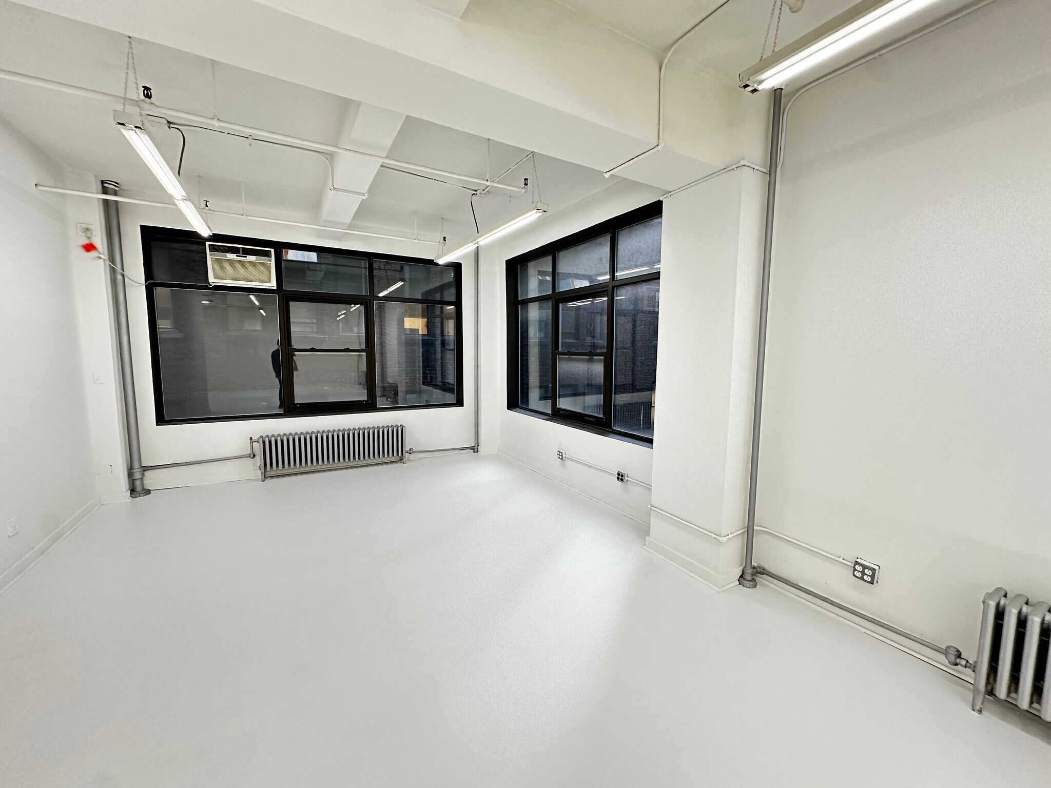 325 W 38th St, New York, NY for lease Interior Photo- Image 1 of 8