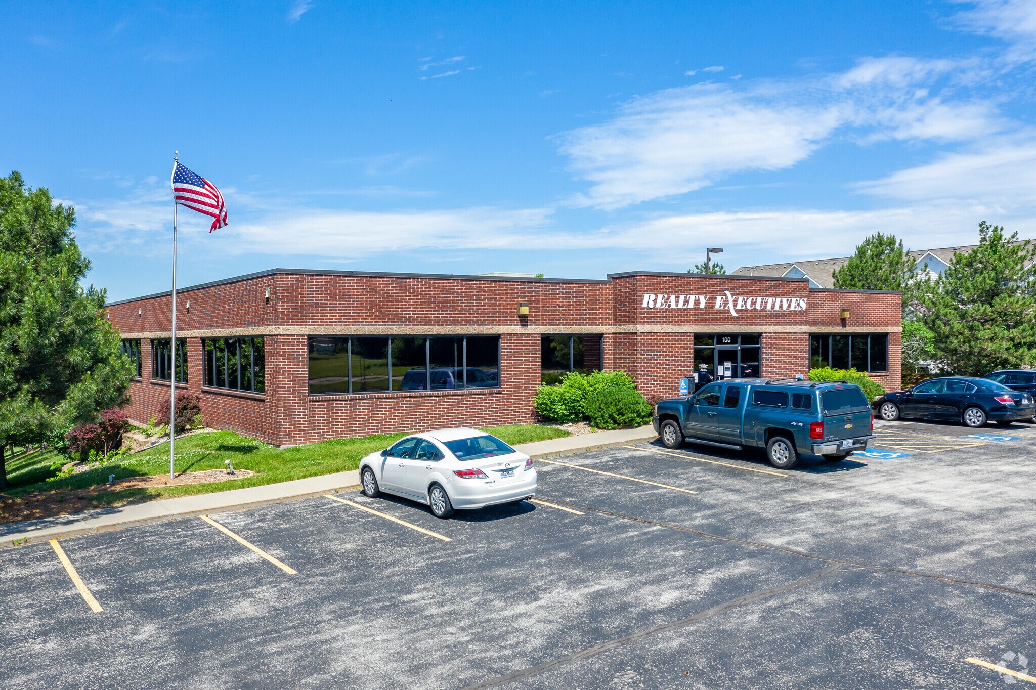 100 NW Englewood Rd, Kansas City, MO for lease Primary Photo- Image 1 of 8