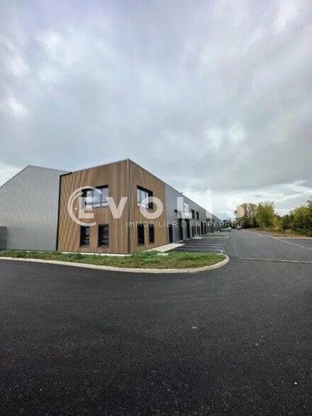 225 Avenue Des Marronniers, Bourgoin-Jallieu à vendre - Photo du bâtiment - Image 2 de 49