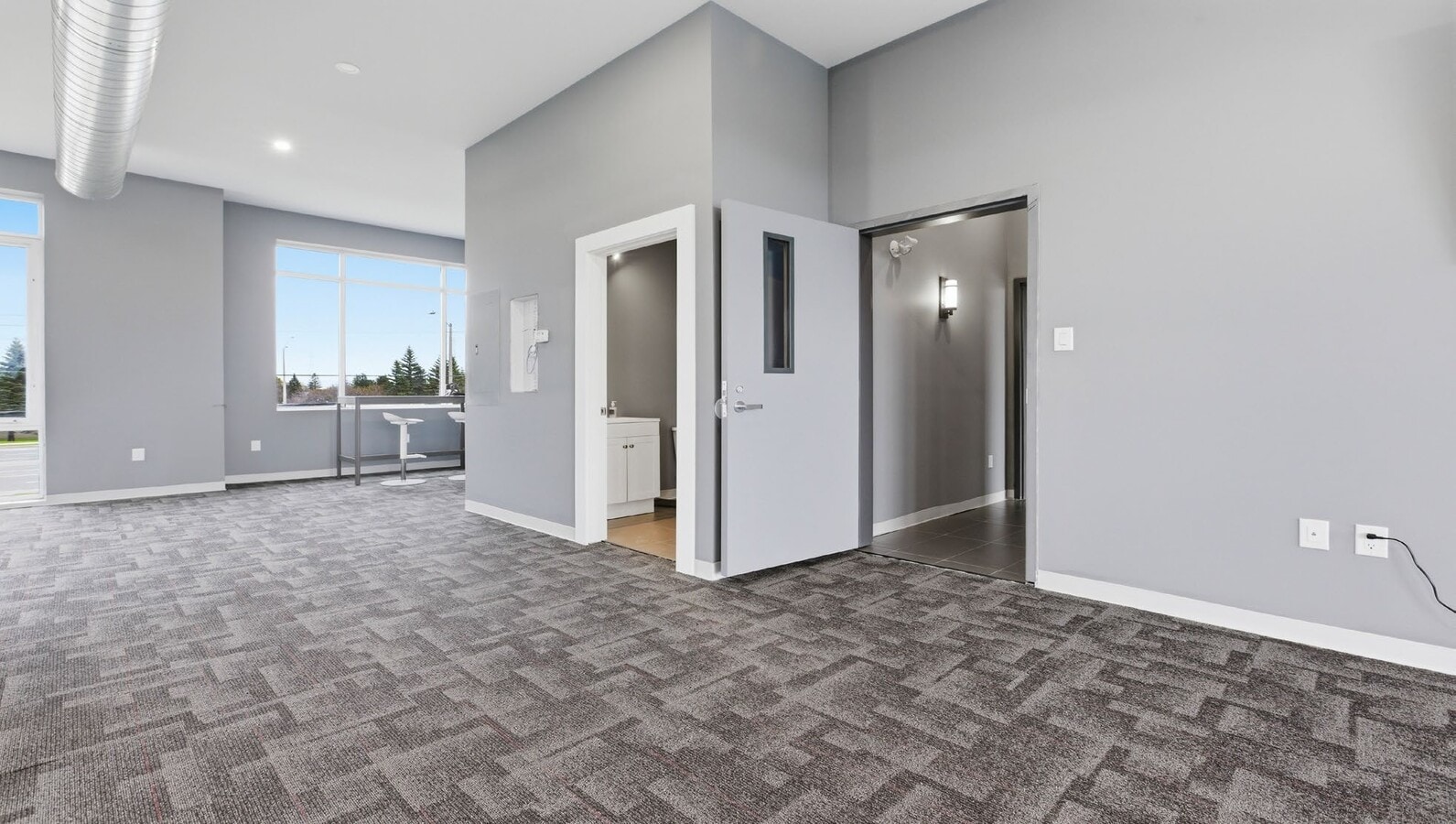 2500 St. Laurent Blvd, Ottawa, ON K1H 1B1 - Unit 201 - - Interior Photo - Image 1 of 5