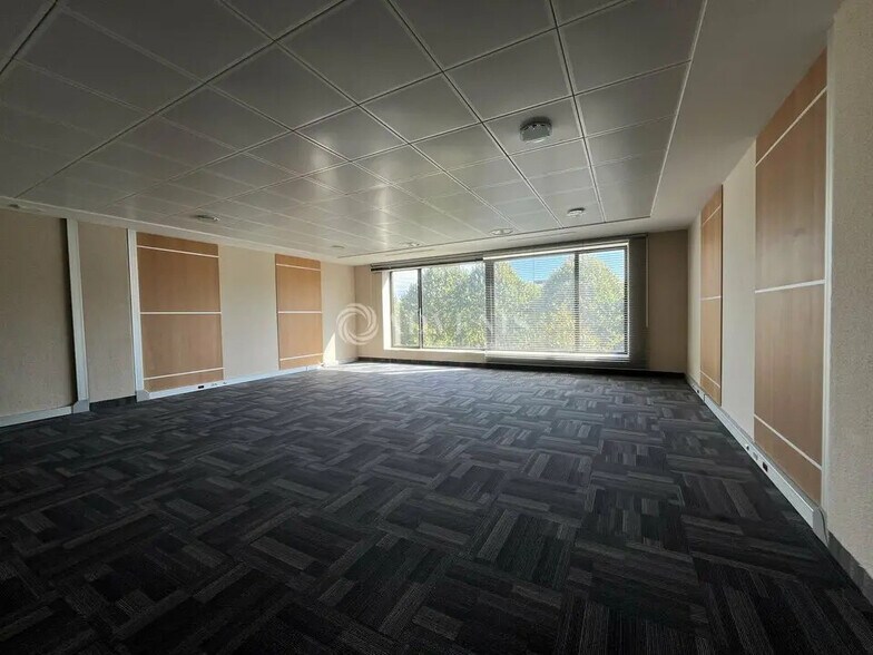 Office in Lieusaint for lease - Building Photo - Image 2 of 7