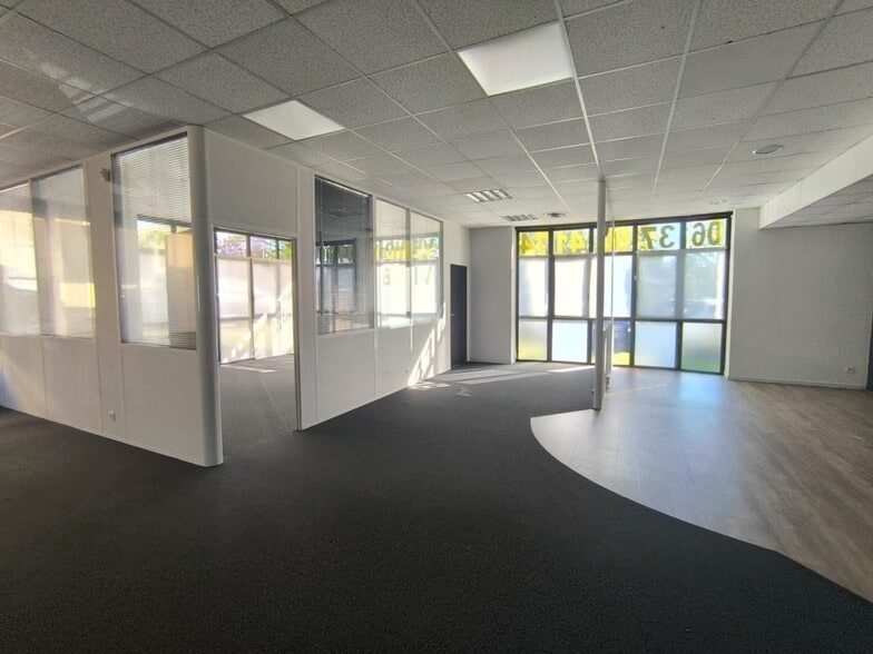 Office in SAINT-DIDIER-AU-MONT-D'OR for sale - Interior Photo - Image 2 of 3