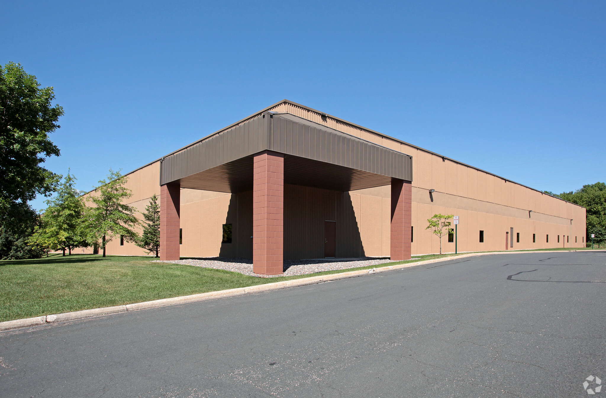 950 Lake Dr, Chanhassen, MN for lease Building Photo- Image 1 of 6