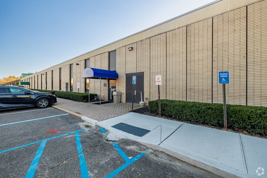 270 S Service Rd, Melville, NY à louer - Photo du bâtiment - Image 2 de 5