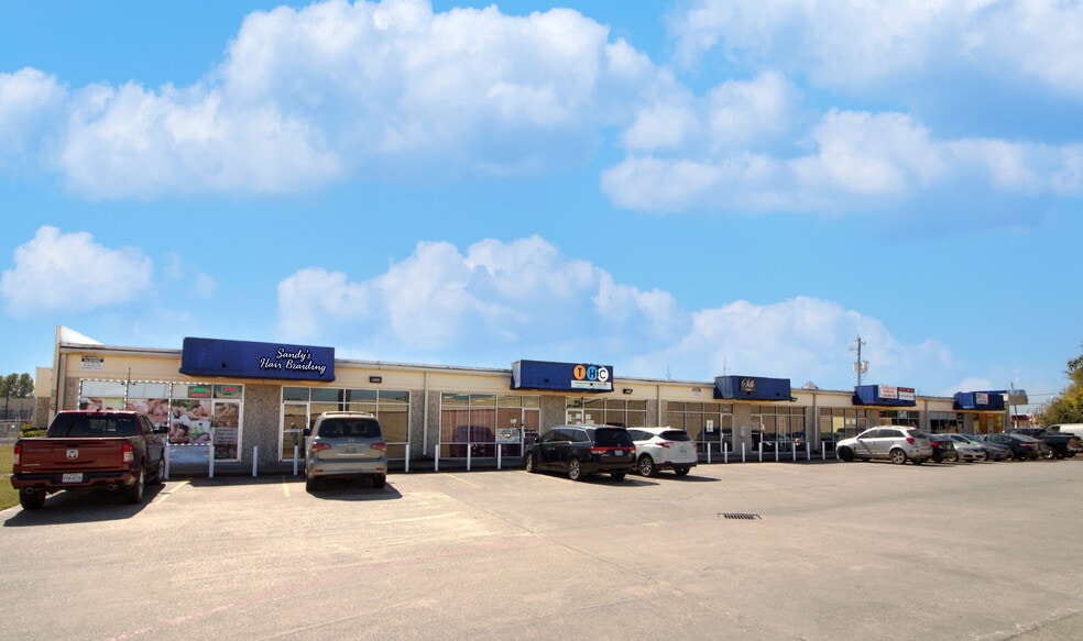 14603-14643 Main St, Houston, TX for lease - Building Photo - Image 2 of 2